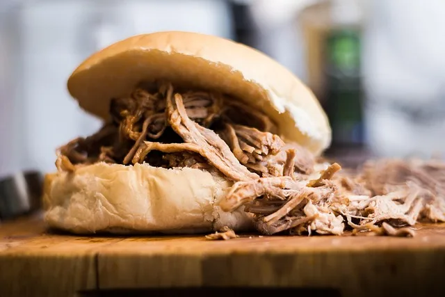 Szarpana wieprzowina pulled pork rozdrobniona na włókna po wędzeniu low and slow