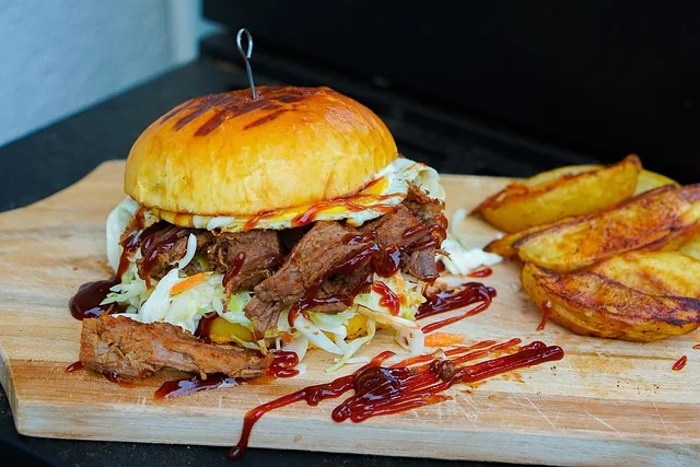 Burger z szarpaną wieprzowiną pulled pork i surówką coleslaw