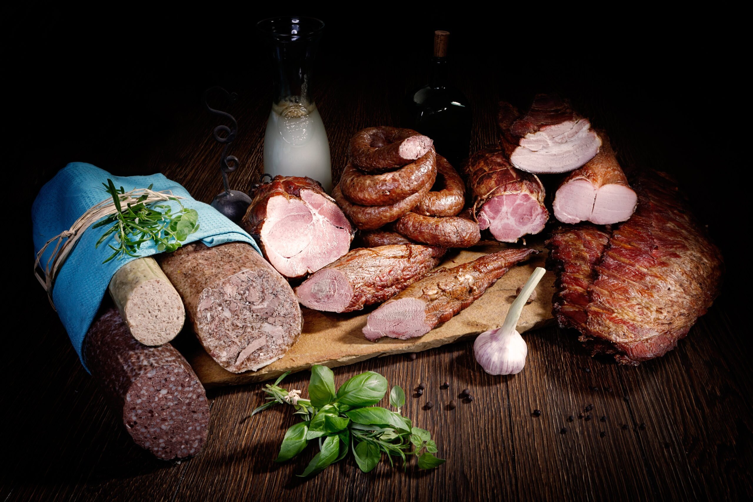 Asortyment tradycyjnych wędzonek i kiełbas - porównanie jakości domowej wędzarni z produktami sklepowymi