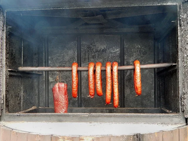 Mięso wędzące się w wędzarni w otoczeniu delikatnego dymu