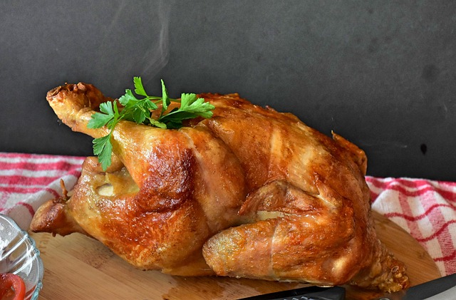 Kurczak na grillu przygotowywany na świeżym powietrzu w letni dzień
