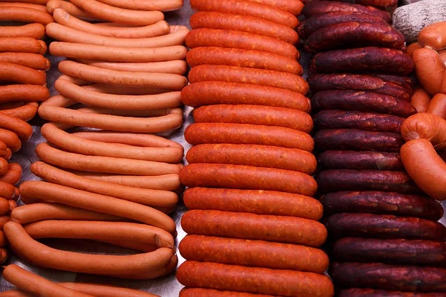 Domowe frankfurtery i parówki — wędzone kiełbaski parzone na grillu