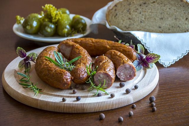 Domowa kiełbasa parzona — tradycja i jakość w każdym kęsie