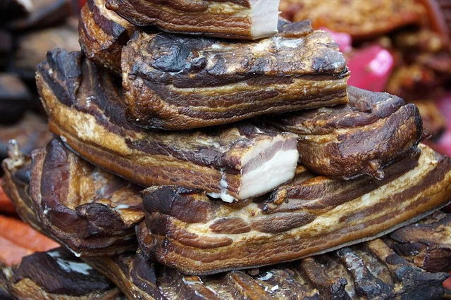 Wędzenie indyka domowego — peklowanie, techniki i przepis krok po kroku