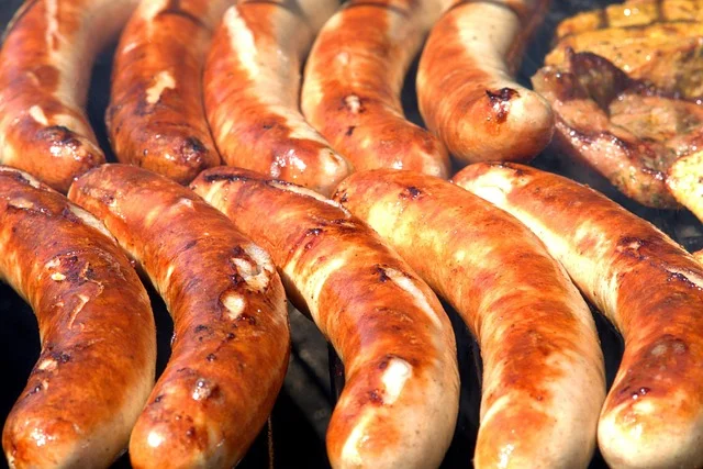 Wędzenie latem przy upałach: jak kontrolować temperaturę wędzarni gdy na zewnątrz 30 stopni