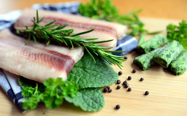 Filet z łososia z ziołami i przyprawami przygotowany do marynowania