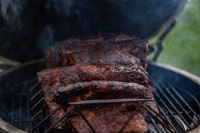 Wędzenie na grillu bez wędzarni: metoda dla początkujących, która naprawdę działa