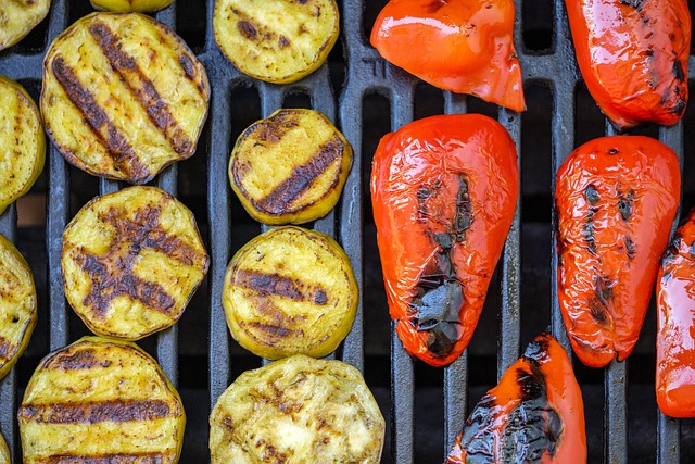 Wędzone warzywa na grillu — cukinia, bakłażan i papryka gotowe do wędzarni