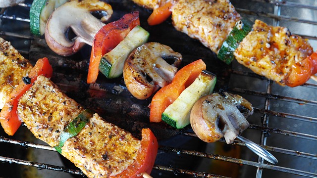 Szaszłyki warzywne na grillu — warzywa na szpikulcach gotowe do wędzenia