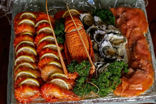 Elegancki plater wędzonych ryb i owoców morza przygotowany na przyjęcie