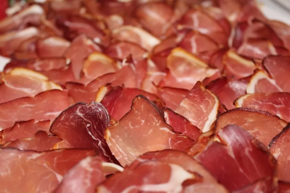 Wędzona szynka i wędliny na zimnym bufecie podczas imprezy