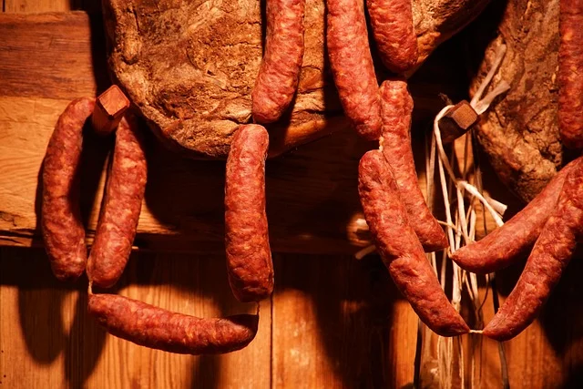 Świeżo uwędzony boczek domowy na desce do krojenia