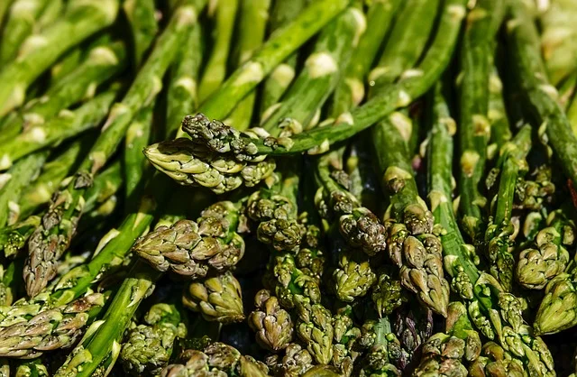 Wędzone szparagi i wiosenne warzywa w wędzarni — aromatyczne przysmaki